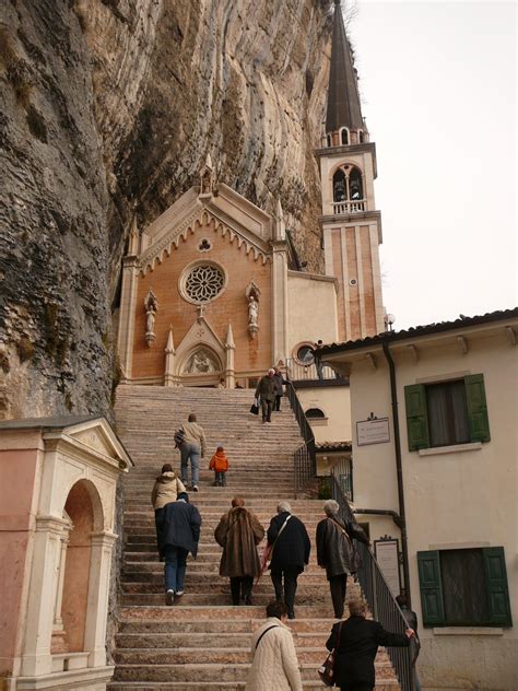 santuario madonna della corona dove mangiare - Madonna della Corona: la chiesa annidata tra le montagne.